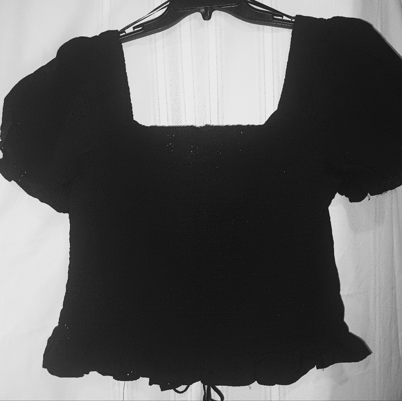 Eyelet Cropped Peasant blouse - Picture 2 of 4